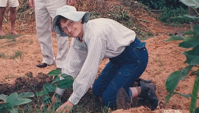 Ana Maria Primavesi egenheira agrônoma cuidando da terra,