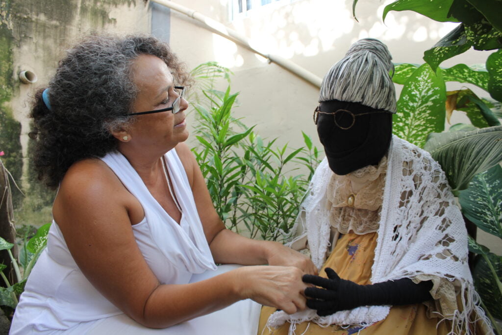 Lena Martins ao lado da maior boneca Abayomi que ela já fez, Vovó Tuninha. 