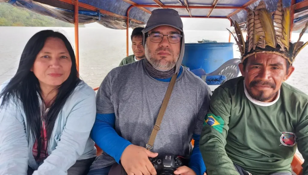 Elaíze Farias e Bruno Kelly nos bastidores da reportagem no Vale do Javari junto com cacique Mauro Kanamari (Foto: Bruno Kelly/Amazonia Real)