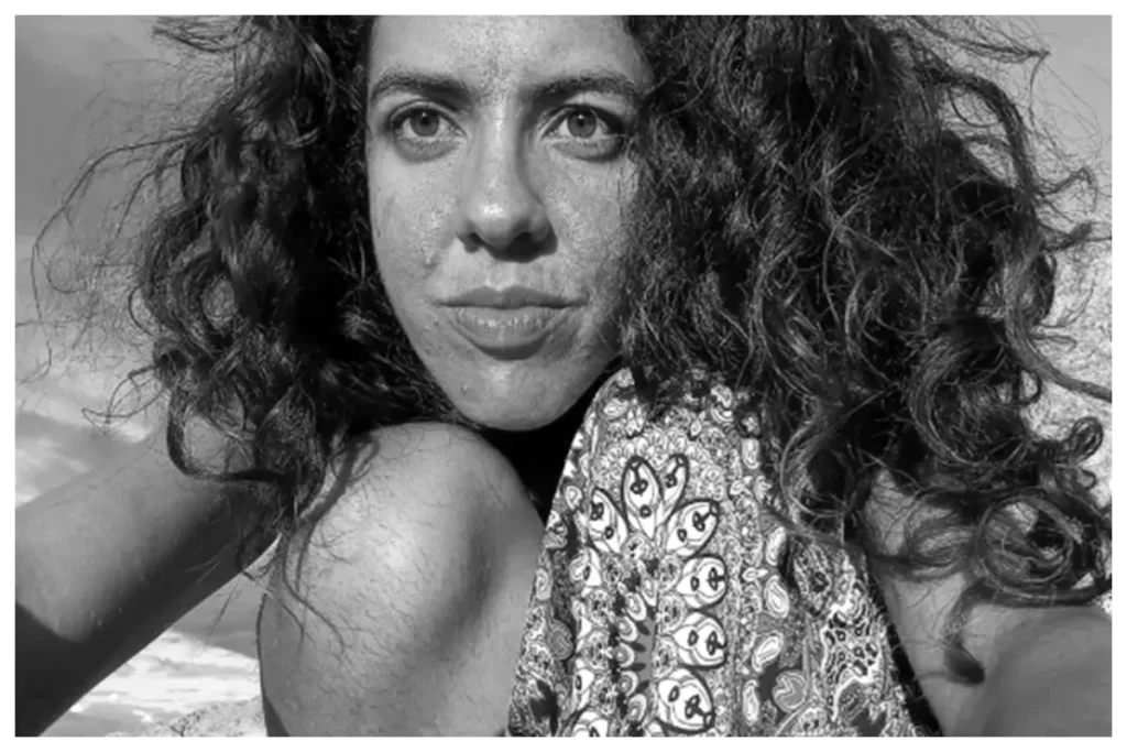 Foto em p&b da Julieta hernandez artista, boneuqeira, palhaça e cicloviajante.